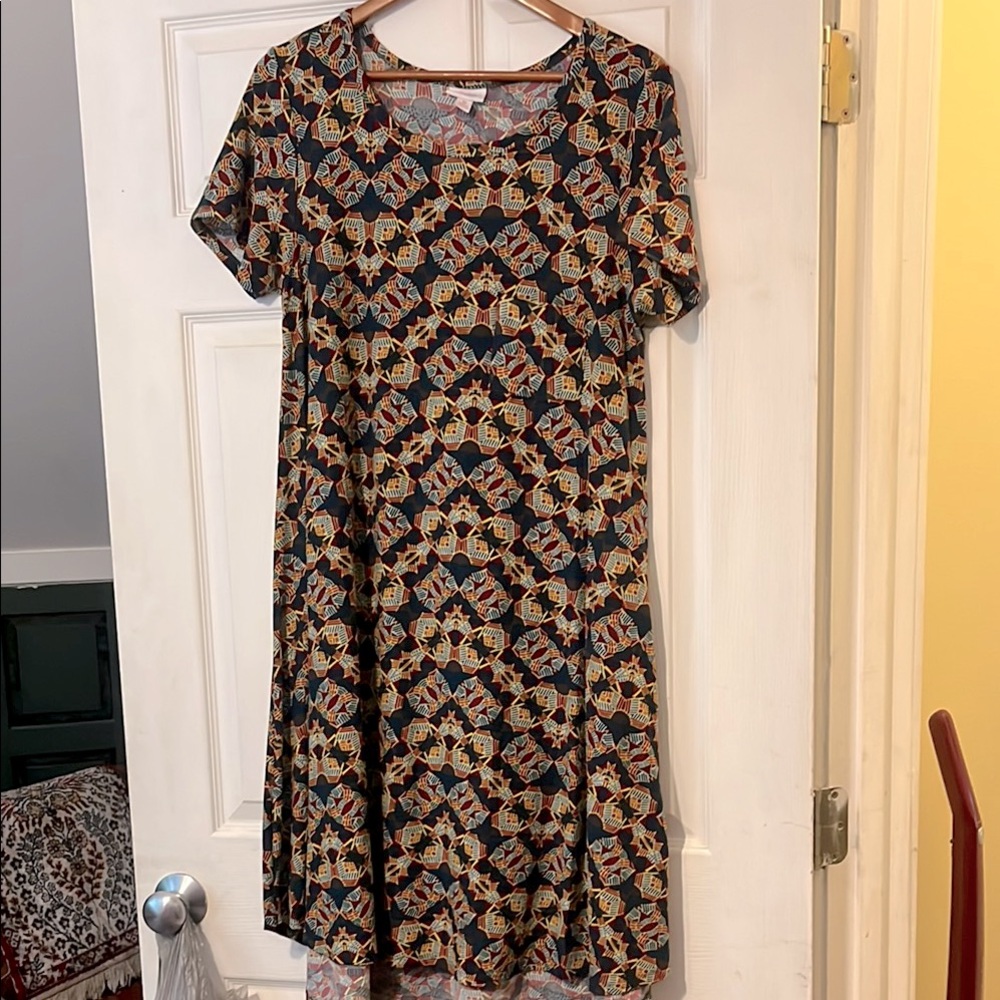 Lularoe Carly Size M in butter soft fabric hi low dress